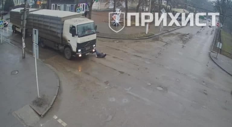 Попал в слепую зону: в Никополе водитель грузовика сбил мужчину (Видео) - рис. 1