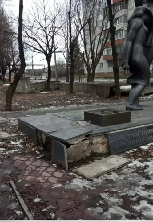 В Днепре восстановили разгромленный вандалами памятник подпольщикам (Фото) - рис. 1