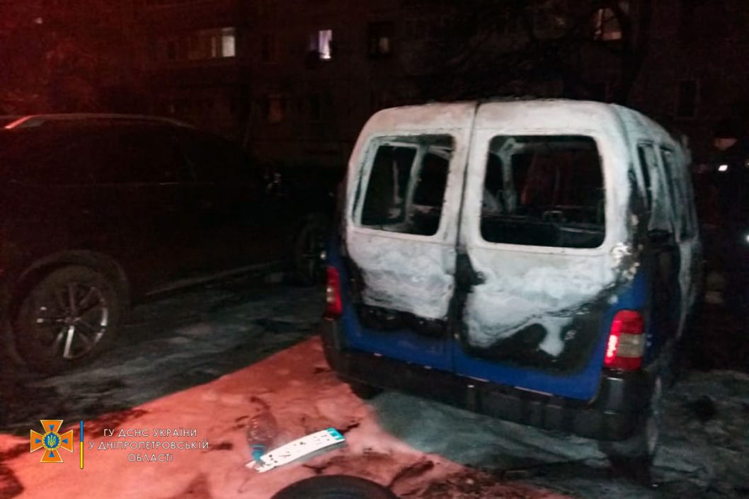 В Павлограде сгорели три легковых автомобиля (Фото) - рис. 3