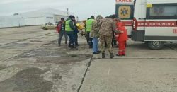 В Днепр вертолетом доставили из зоны ООС раненного бойца - рис. 18