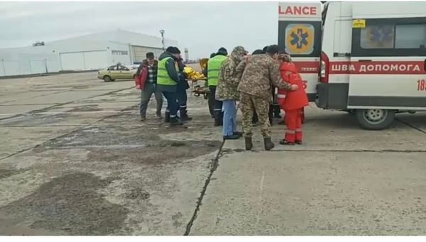 В Днепр вертолетом доставили из зоны ООС раненного бойца - рис. 2
