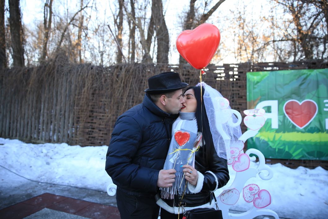 Поцелуи и секреты долгой любви: в Днепре отметили День святого Валентина (Фото) - рис. 9