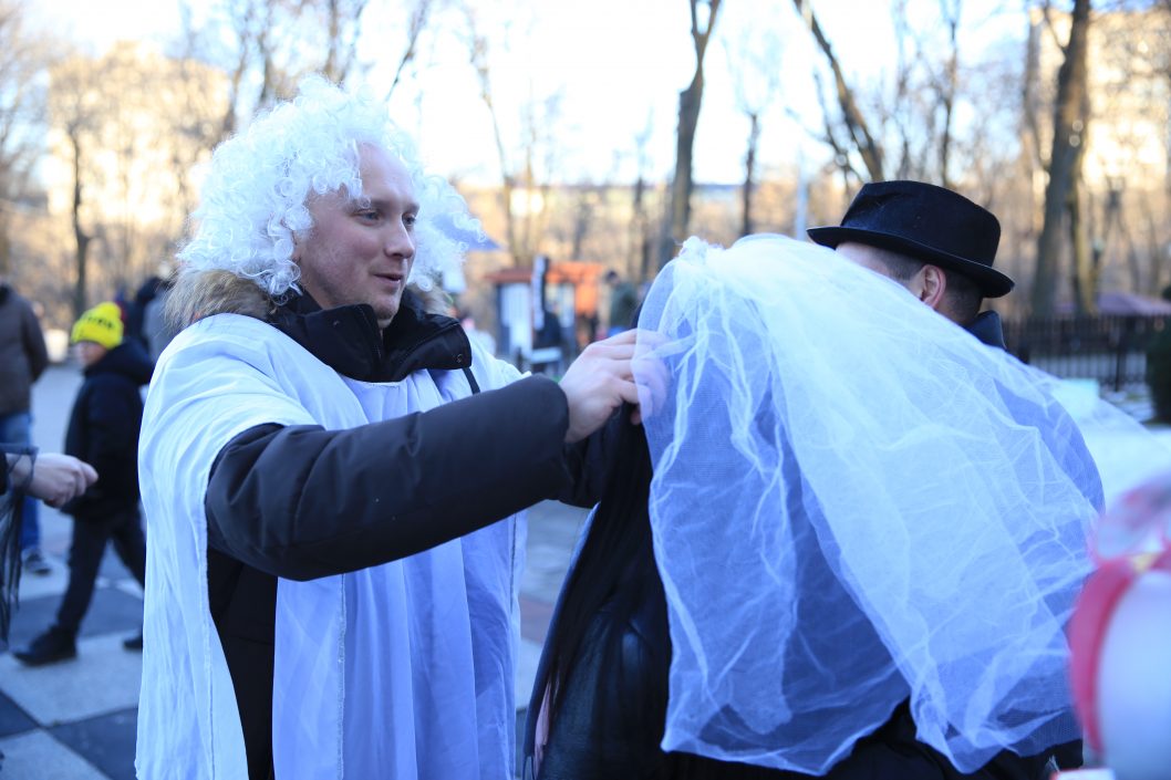 Поцелуи и секреты долгой любви: в Днепре отметили День святого Валентина (Фото) - рис. 8