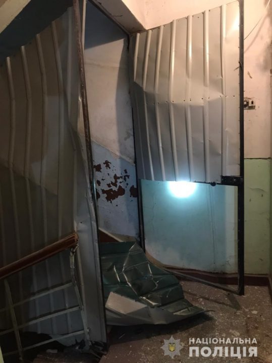 В Никополе в подъезде жилого дома прогремел взрыв: полиция ищет очевидцев - рис. 1