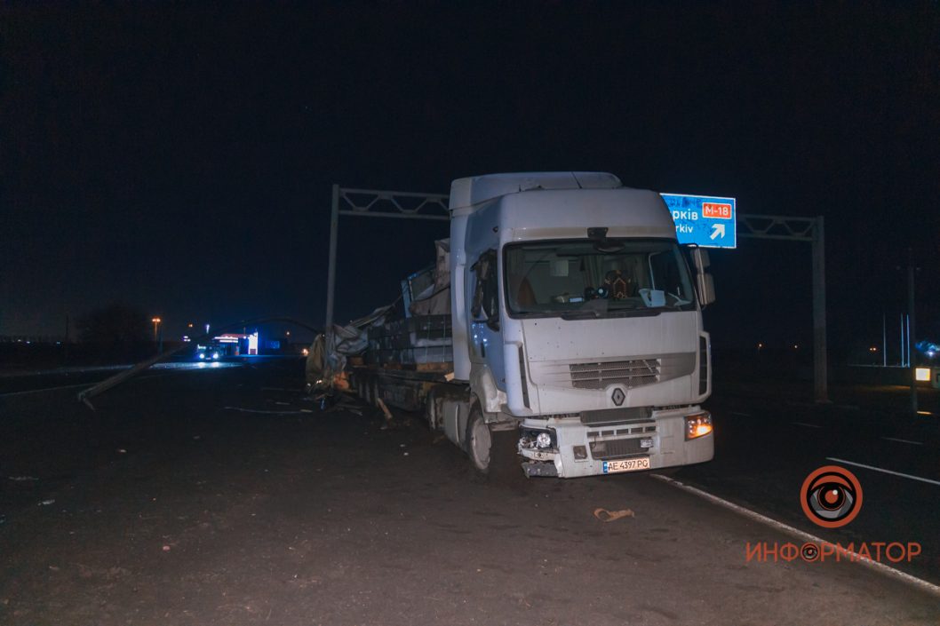 Ночное ДТП на Днепропетровщине: Daewoo на большой скорости влетел в Renault - рис. 1