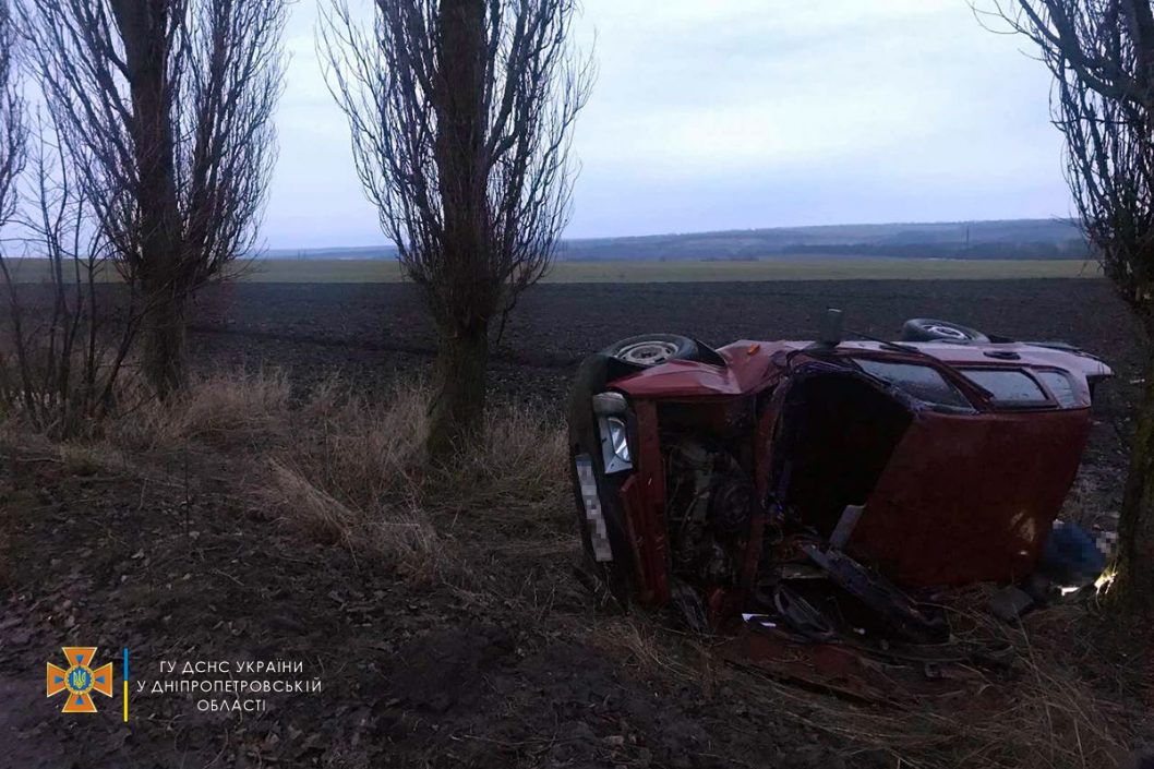 В Днепропетровской области перевернулся ВАЗ: 1 человек погиб, 2 пострадали - рис. 1