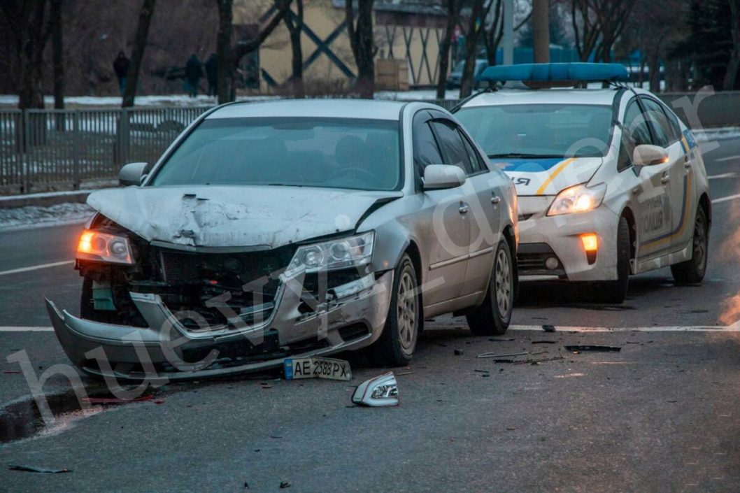 В Днепре на Набережной Заводской произошла авария: есть пострадавшие - рис. 1