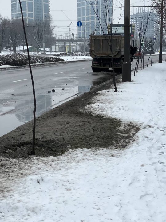 В Днепре на Набережной Победы дорога усыпана булыжниками: образовалась пробка - рис. 2