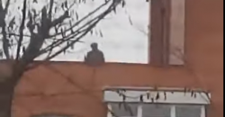 В Днепре на улице Котляревского неизвестный лазил по крышам домов - рис. 11