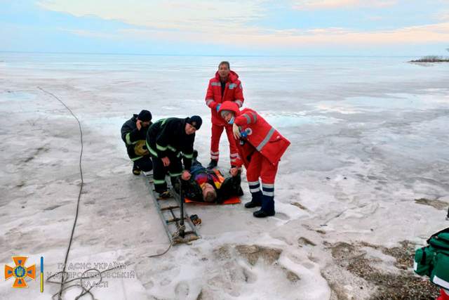 На Днепрпетровщине два рыбака провалились под лёд: один из них погиб - рис. 1