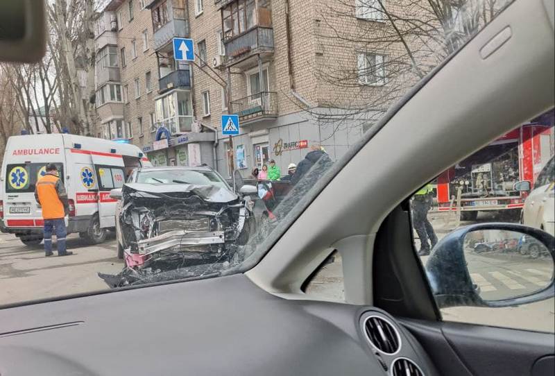 Автомобили «всмятку»: в центре Днепра на большой скорости столкнулись легковушки - рис. 1