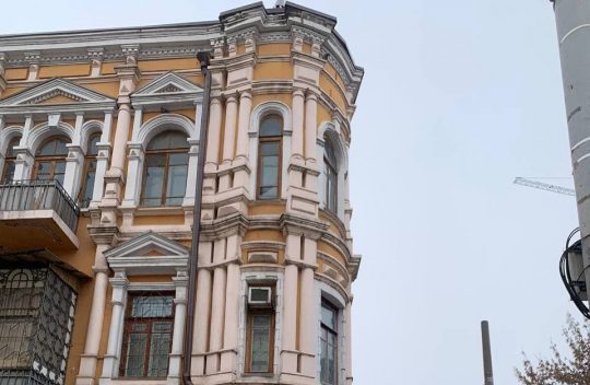 В центре Днепра отпала часть фасада здания одной из старейших аптек - рис. 1