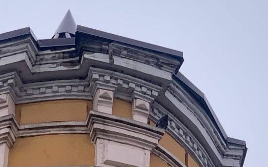 В центре Днепра отпала часть фасада здания одной из старейших аптек - рис. 3