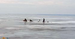 На Днепропетровищине спасатели продолжают поиски рыбака, провалившегося под лед - рис. 1