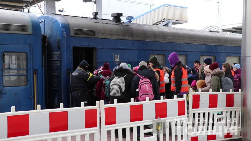 Как в Днепре полицейские обеспечивают безопасность во время посадки беженцев на поезд (Видео) - рис. 1