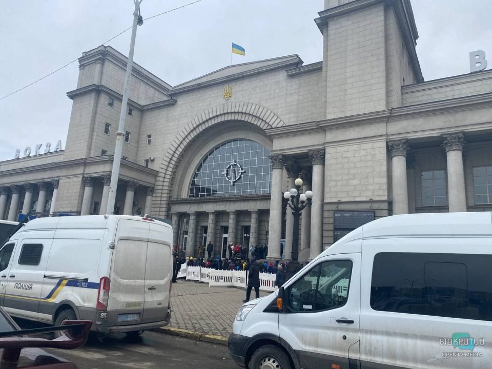 Ситуация на вокзале Днепра: эвакуировать разрешили домашних животных (Фото) - рис. 1