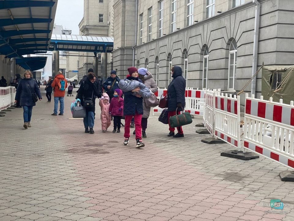 Ситуация на вокзале Днепра: эвакуировать разрешили домашних животных (Фото) - рис. 7