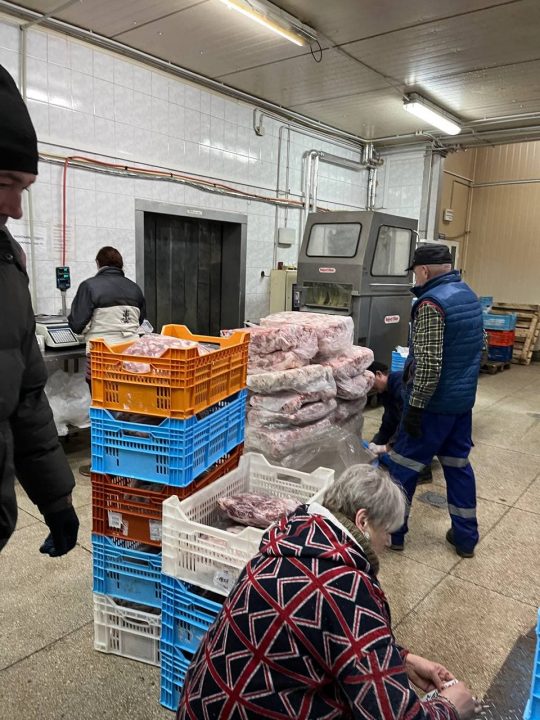 В Днепропетровской области предприятие передало тысячи килограмм мяса на нужды армии - рис. 1