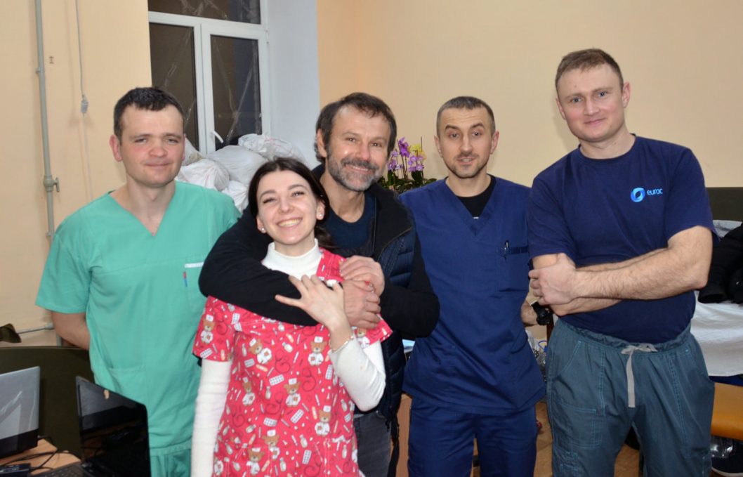 В Днепре Святослав Вакарчук посетил раненых в военном госпитале (Фото) - рис. 1