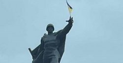 В Кривом Роге монумент «Победы» украсили государственным флагом Украины - рис. 3