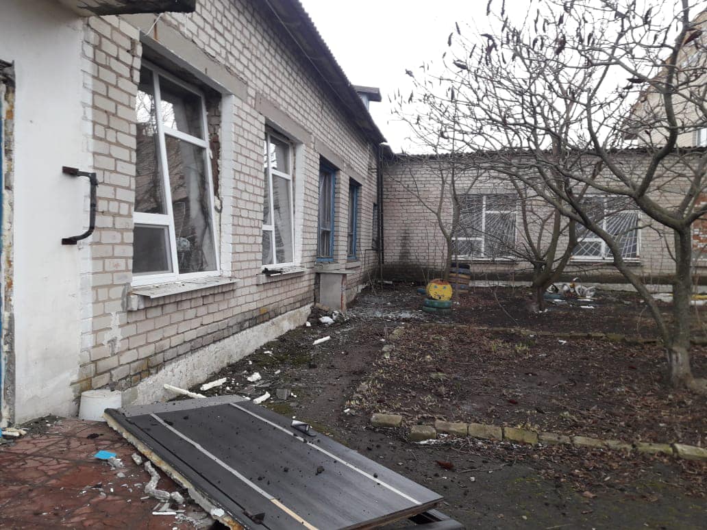 На Днепропетровщине во время воздушной тревоги вражеская ракета угодила в школьный стадион - рис. 2