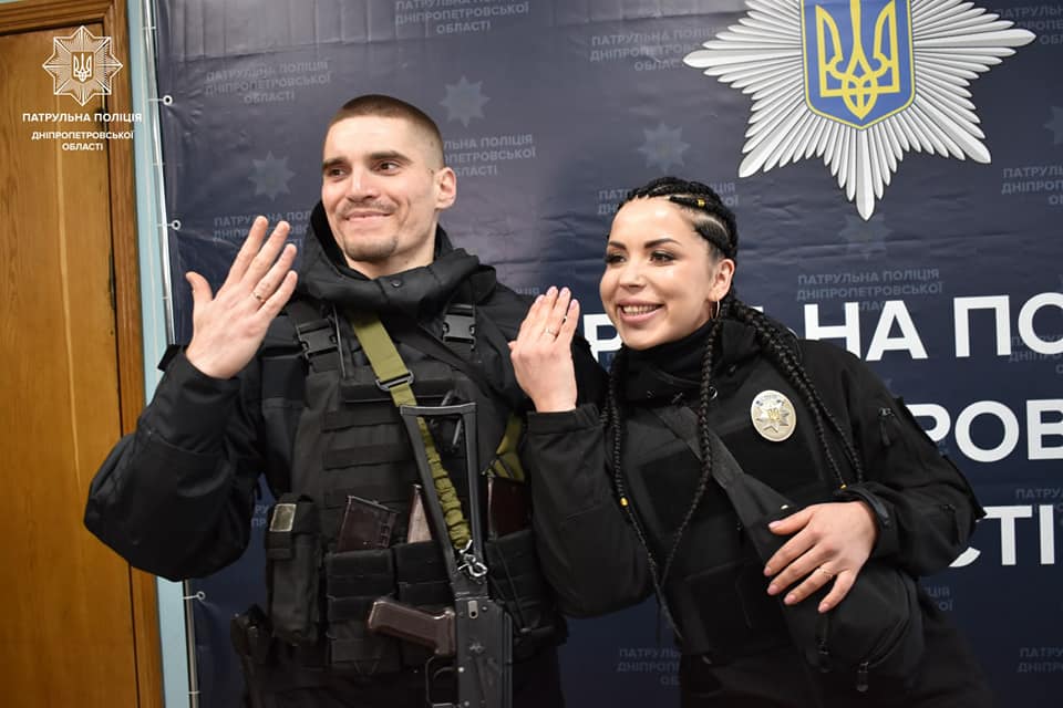 Любовь во время войны: в рядах днепровской полиции образовалась новая семейная пара - рис. 1