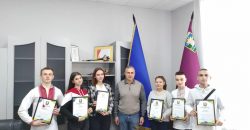 Мэр Новомосковска наградил подростков, которые вернули на место сорвавшийся флаг Украины - рис. 4