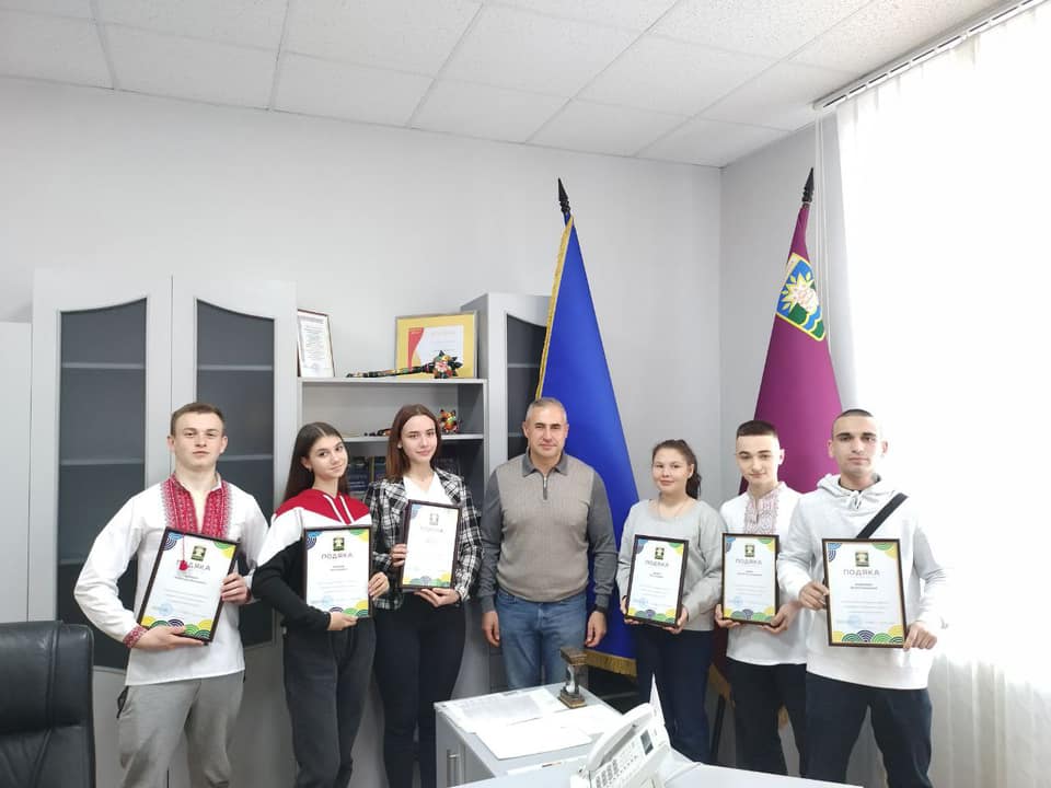 Мэр Новомосковска наградил подростков, которые вернули на место сорвавшийся флаг Украины - рис. 1