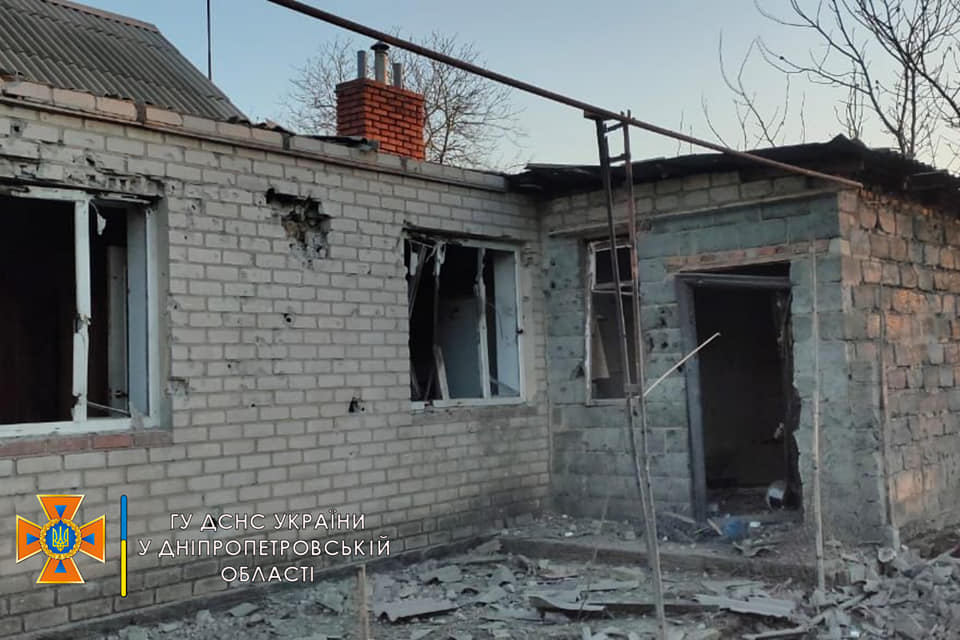 Спасатели показали результаты обстрела поселка в Днепропетровской области (Фото) - рис. 3