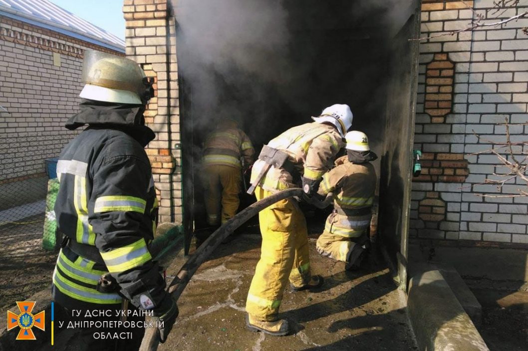 На Днепропетровщине сгорел гараж с автомобилем внутри (Видео) - рис. 1