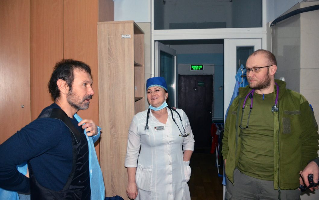 В Днепре Святослав Вакарчук посетил раненых в военном госпитале (Фото) - рис. 4