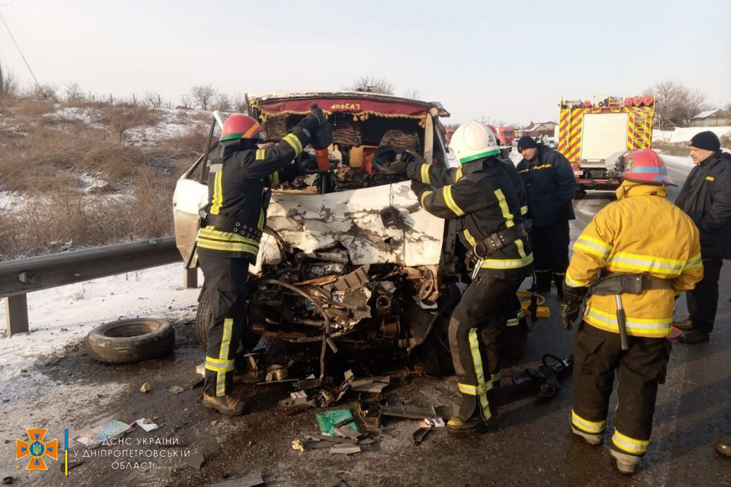 Смертельное ДТП на Днепропетровщине: микроавтобус Mercedes протаранил «ГАЗ» - рис. 2