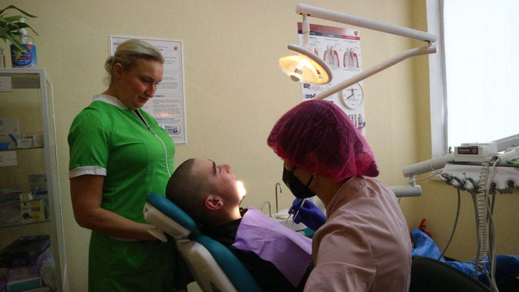 Никто не остается в стороне: стоматолог из Днепра бесплатно лечит украинских бойцов - рис. 1