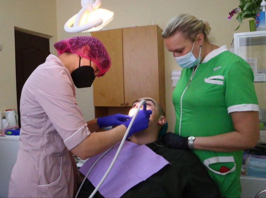 Никто не остается в стороне: стоматолог из Днепра бесплатно лечит украинских бойцов - рис. 2