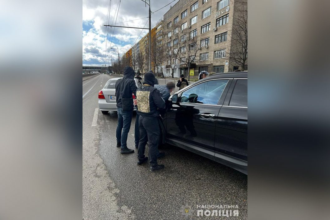 В Днепре полиция задержала перевозчика оружия и боеприпасов (Видео) - рис. 1