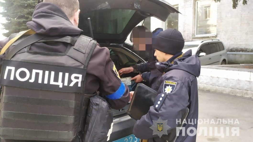 В Павлограде полиция за кражи из автомобилей задержала двух местных жителей - рис. 1