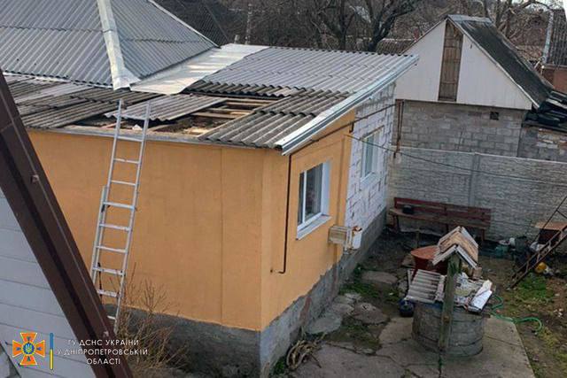 В Днепре ураганный ветер повредил крыши нескольких частных домов (Фото) - рис. 1