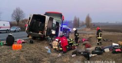 Микроавтобус с переселенцами из Днепра попал в аварию: много погибших - рис. 12