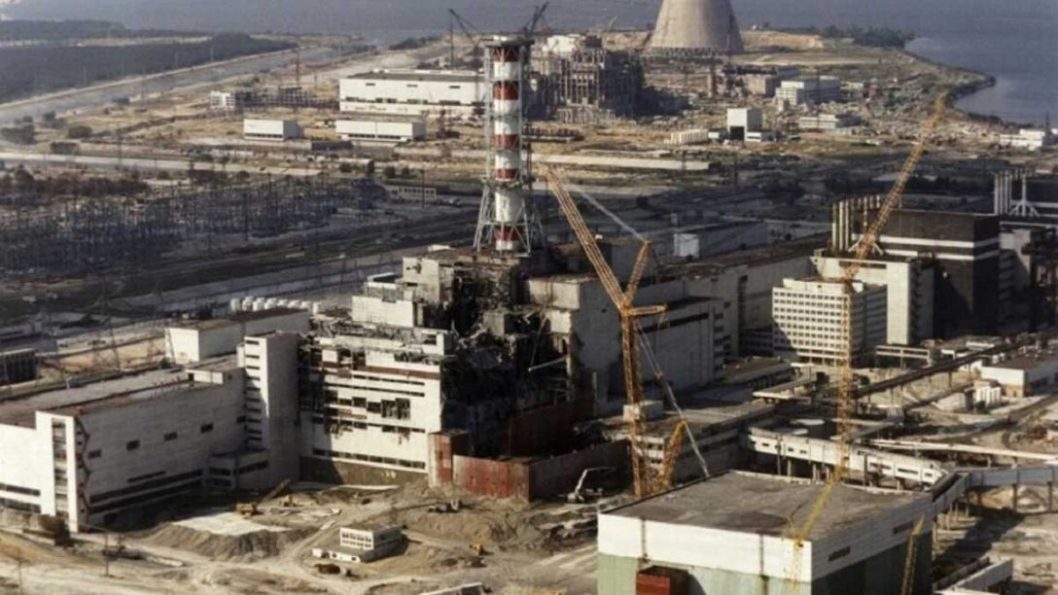 Потушить невозможно из-за военных рф: в Чернобыльской зоне горят 10 га лесов - рис. 1