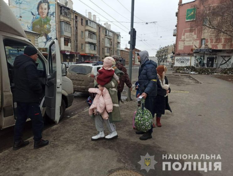 Полицейские Днепропетровской области эвакуировали из Харькова 300 человек - рис. 1