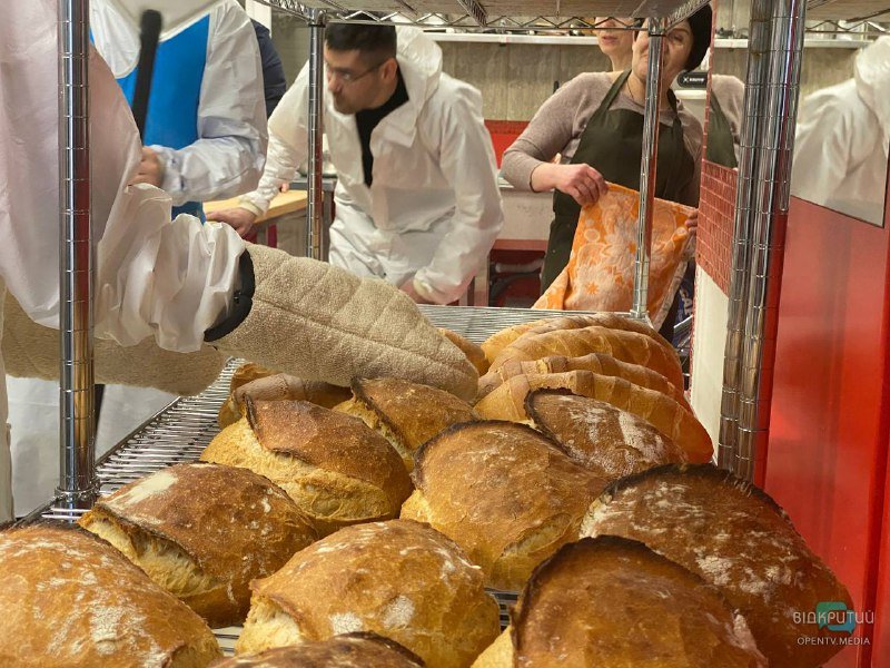 В Днепре пекут хлеб для украинских защитников и переселенцев - рис. 3
