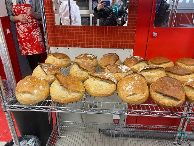 В Днепре пекут хлеб для украинских защитников и переселенцев - рис. 9
