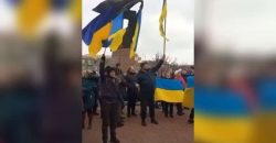 «Україна понад усе!»: жители Бердянска вышли на митинг против оккупантов - рис. 3