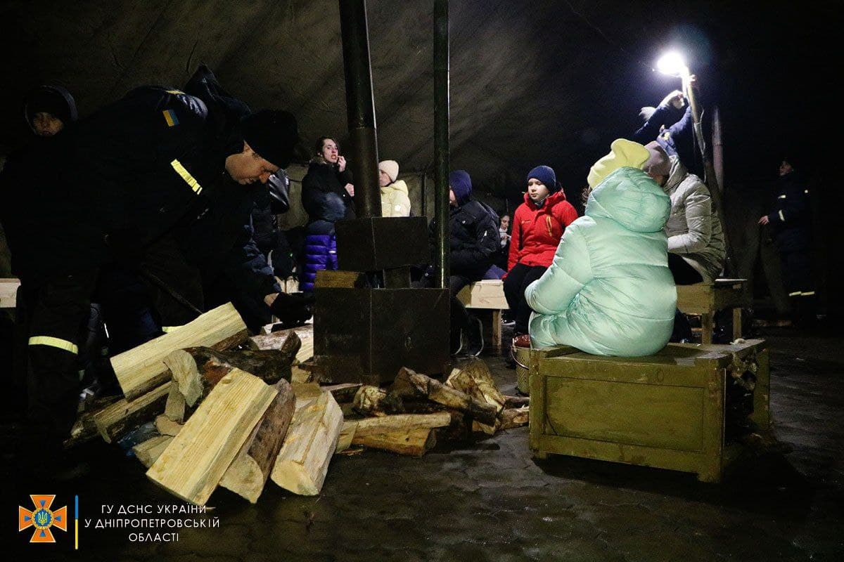 В Днепре спасатели установили палатки для обогрева ожидающих поезд беженцев (Фото) - рис. 7