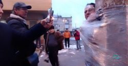 В Днепре мародера, укравшего слабоалкоголку, привязали скотчем к столбу (Фото) - рис. 13