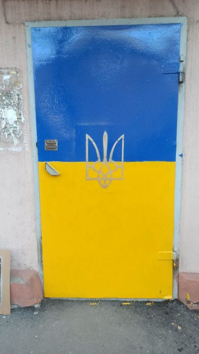 Флаг Украины и направление для русского корабля: подъезды Днепра украшают в патриотическом стиле - рис. 1