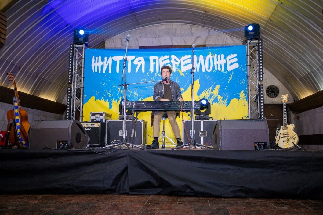 Pianoбой, «ВВ» и 95 квартал: в днепровском метро состоялся концерт «Життя переможе» - рис. 6