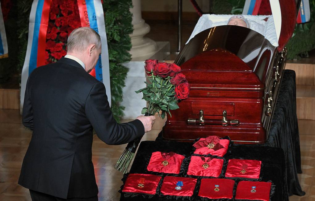 Российский диктатор путин пришел к гробу умершего Жириновского (Фото) - рис. 2