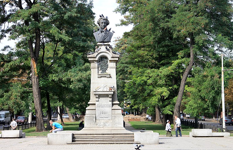 Обвиняют в шовинизме: в Днепре требуют демонтировать памятник Пушкину - рис. 1