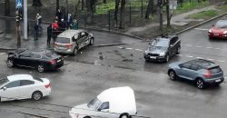 ДТП на Богдана Хмельницкого в Днепре: Volkswagen от удара выбросило на тротуар - рис. 1